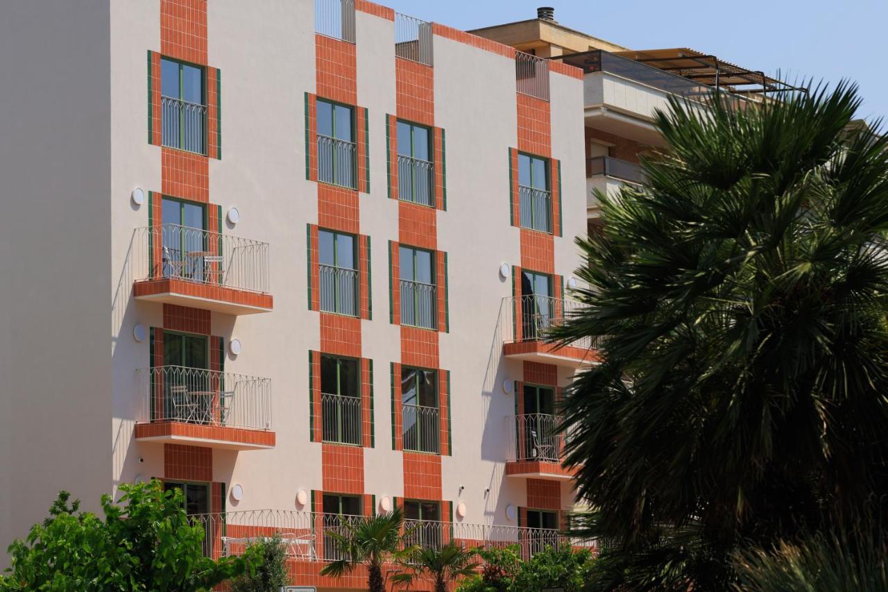 Terra Aurea Aparthotel Salou Bagian luar foto